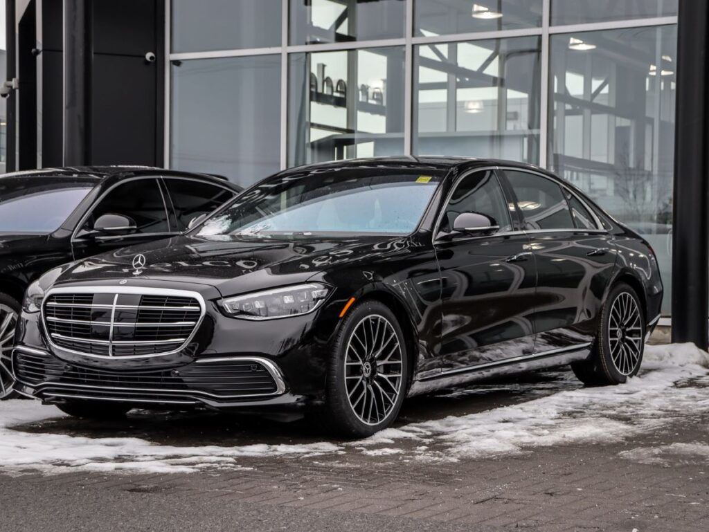 Mercedes Benz S580 del 2023, ofrece un poco más de refinamiento que sus rivales