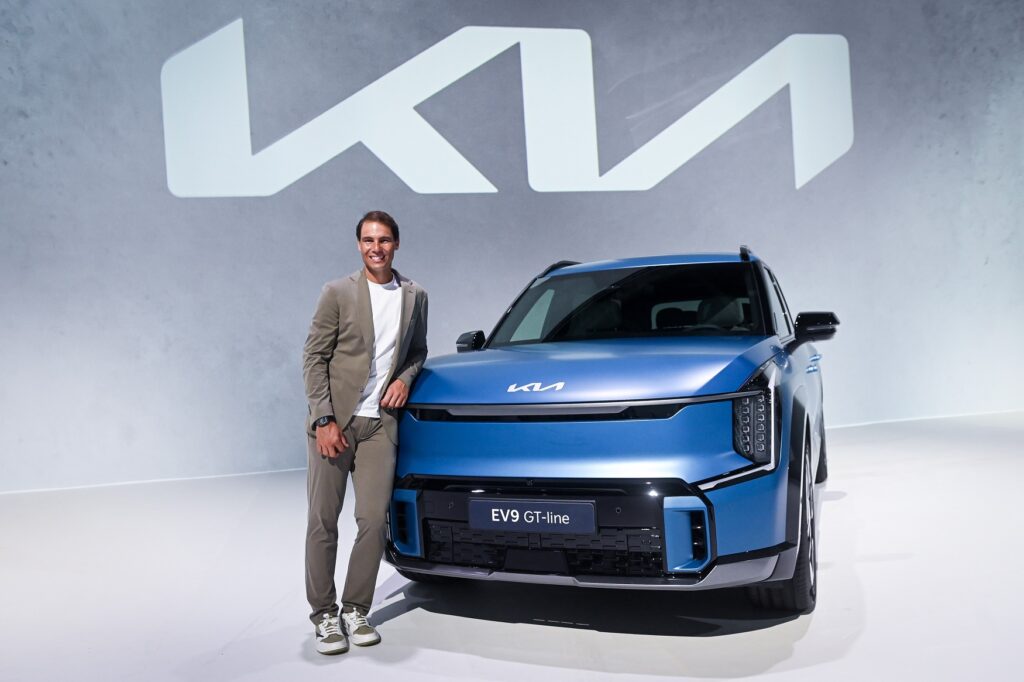 Kia entrega un EV9 a Rafael Nadal en el innovador evento #TheIcon en Madrid